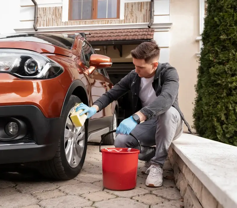 Lavage auto à domicile Poillé-sur-Vègre : professionnel intervenant sur un véhicule